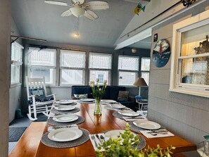 Dining - EZ WALK 2 BEACH & EATS 2 OFF BAY BIKES BADGES FIREPIT GAME ROOM TOWELS & LINENS! (Surf City)