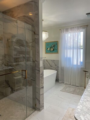 Hair dryer, towels, soap, toilet paper - Masters week only. Beautiful home within walking distance to Masters Golf. (Augusta)