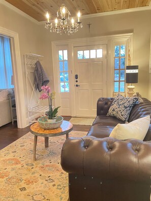 Living area - Masters week only. Beautiful home within walking distance to Masters Golf. (Augusta)