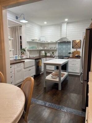 Private kitchen - Masters week only. Beautiful home within walking distance to Masters Golf. (Augusta)