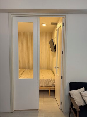 A room with a bed, a bedside table, and a mirror on the wall. - APARTMENT IN THE HEART OF OAXACA IN FRONT OF THE LOCAL MARKET, EVERYTHING CLOSE BY! (Oaxaca de Juárez)