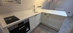 Frigorífico, horno, placa de cocina y hervidor eléctrico