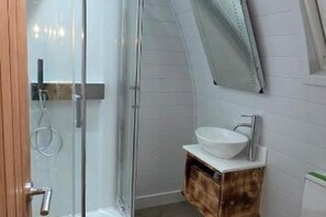 Ducha, toallas y papel higiénico