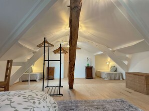 2 bedrooms, desk, iron/ironing board, WiFi