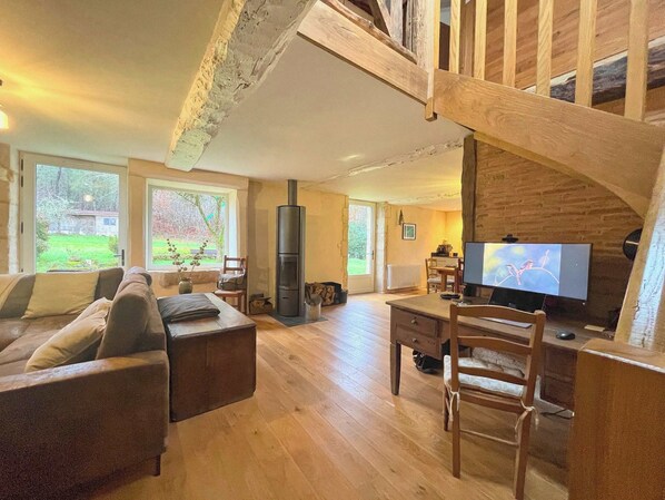 TV, fireplace, offices