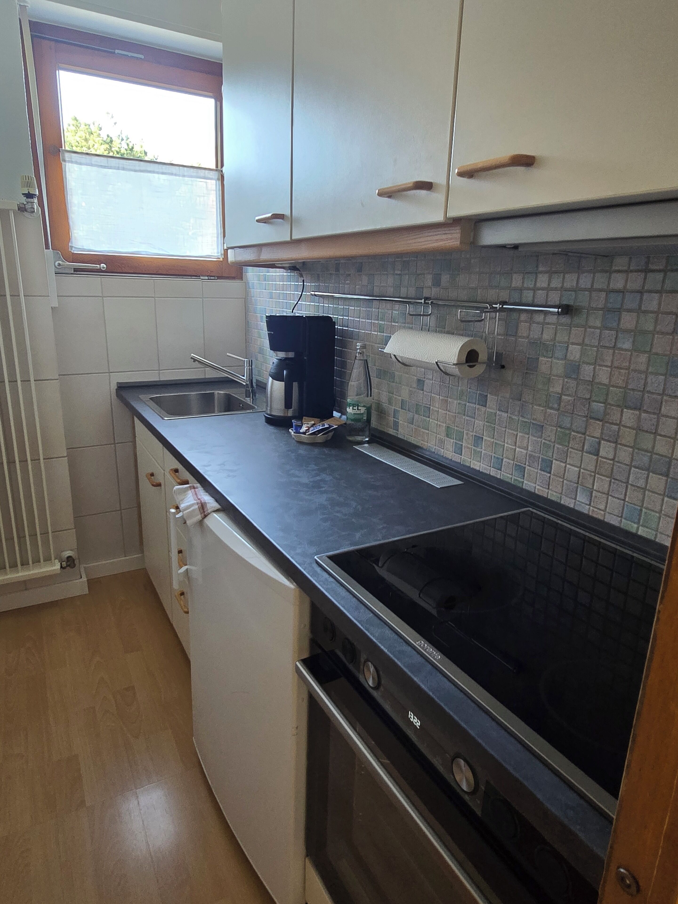 Kühlschrank, Ofen, Herdplatte, Wasserkocher mit Kaffee-/Teezubehör