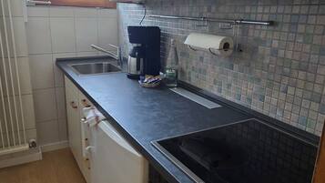 KĂŒhlschrank, Ofen, Herdplatte, Wasserkocher mit Kaffee-/Teezubehör