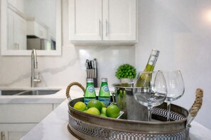 Refrigerador, microondas, parrilla de estufa y cafetera y tetera 