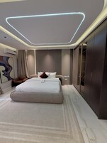 Quarto luxo, sacada, vista para a cidade | Escrivaninha, espaço de trabalho para notebook, cortinas blackout