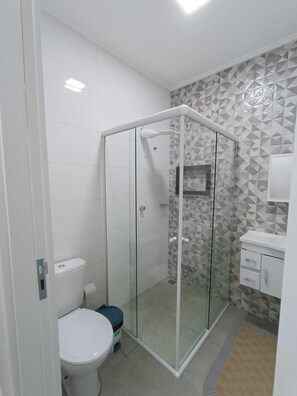 Dusche, Bidet, Handtücher, Toilettenpapier