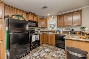 Four à micro-ondes, un four, surface de cuisson, lave-vaisselle