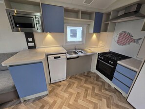 Frigorífico, microondas, horno y placa de cocina