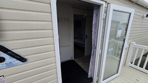 Une pièce dotée d’une porte-fenêtre coulissante donnant sur un balcon.