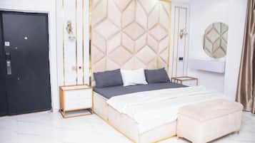 Departamento familiar, balcón, vista a la ciudad | Caja de seguridad en la habitación y escritorio