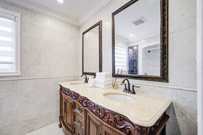 Sèche-cheveux, serviettes fournies, savon, shampoing