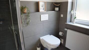 Dusche, Haartrockner, Handtücher, Seife