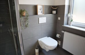 Shower, hair dryer, towels, soap - North Sea loft with private terrace and sauna (Varel)