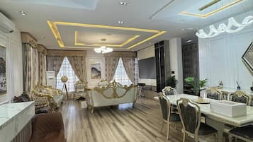 Economy-Apartment, Balkon, Stadtblick | Speisen