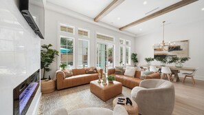 Smart TV, video games, table football, ping pong - The Salted Palms/Salt Pool/ 6-seater Golf Cart/5-minute walk from the beach (Panama City Beach)