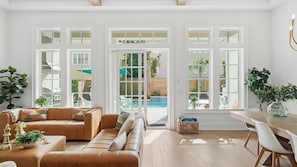 Smart TV, video games, table football, ping pong - The Salted Palms/Salt Pool/ 6-seater Golf Cart/5-minute walk from the beach (Panama City Beach)