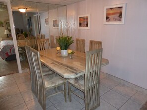 Dining - Entire 1-bedroom condo/suite in charming Fort Lauderdale steps to the beach. (Fort Lauderdale)
