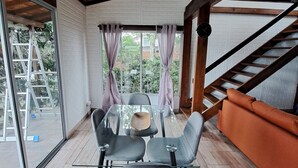 A modern interior with a glass table, grey chairs, and a wooden ceiling. - Spacious house with 360° view of coffee plantations - Filandia (Filandia)