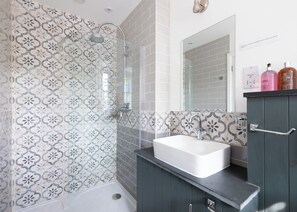 Douche, sèche-cheveux, serviettes fournies, savon