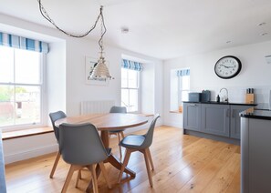 Dining - First-Floor Georgian Apartment with Terrace and Sea Views in Boscastle (Boscastle)