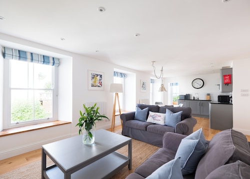 First-Floor Georgian Apartment with Terrace and Sea Views in Boscastle