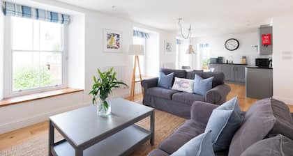 First-Floor Georgian Apartment with Terrace and Sea Views in Boscastle