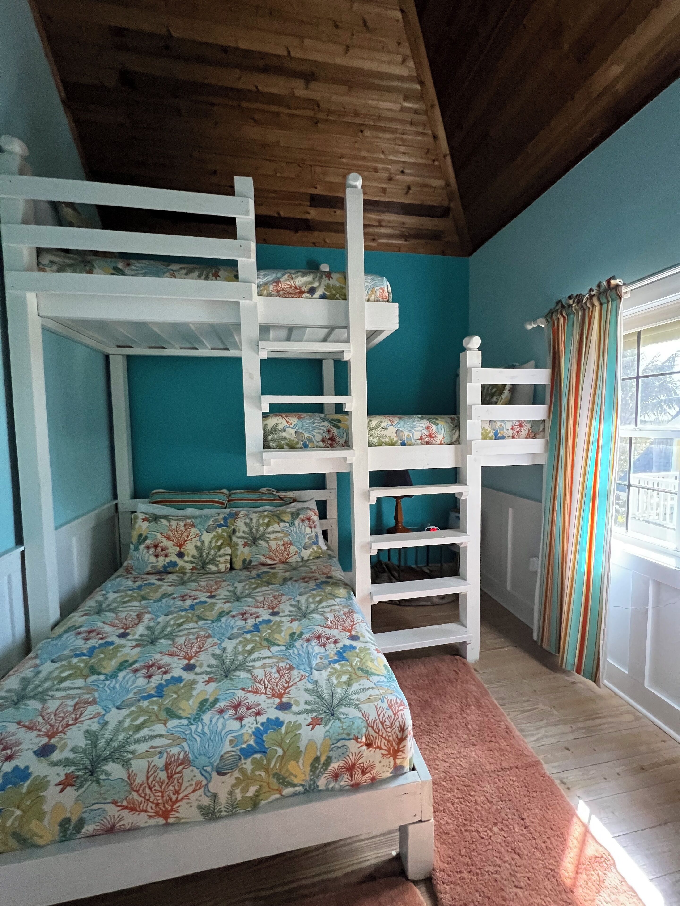 4 bedrooms, desk, iron/ironing board, WiFi (free)