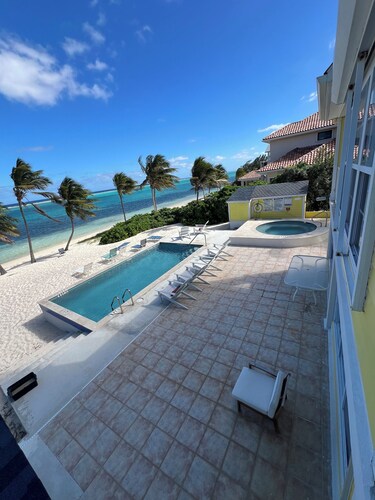 Beach House ~ Private Beachfront Retreat with Kayaks, Pool & Jacuzzi