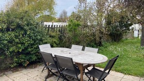 Outdoor dining - House Ile de Noirmoutier near the beach (La Guérinière)