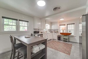 Fridge, microwave, oven, stovetop - High Plains Hacienda - 3BR/2BA - Tech Terrace (Lubbock)