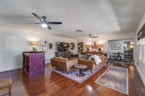 TV, offices - High Plains Hacienda - 3BR/2BA - Tech Terrace (Lubbock)