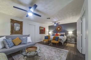 3 bedrooms, iron/ironing board, WiFi, bed sheets - High Plains Hacienda - 3BR/2BA - Tech Terrace (Lubbock)