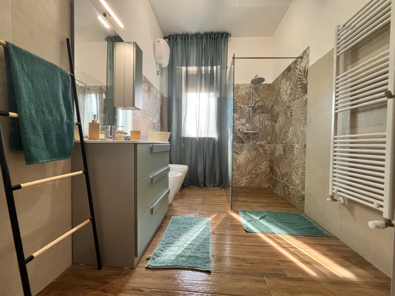 Ducha, secador de pelo, bidet, toallas