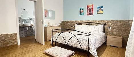 3 bedrooms, in-room safe, desk, iron/ironing board