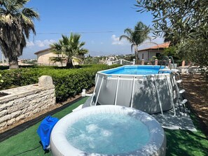 Outdoor spa tub - Independent Villa in Alcamo for real Pet Lovers, large garden space and relaxation (Alcamo)