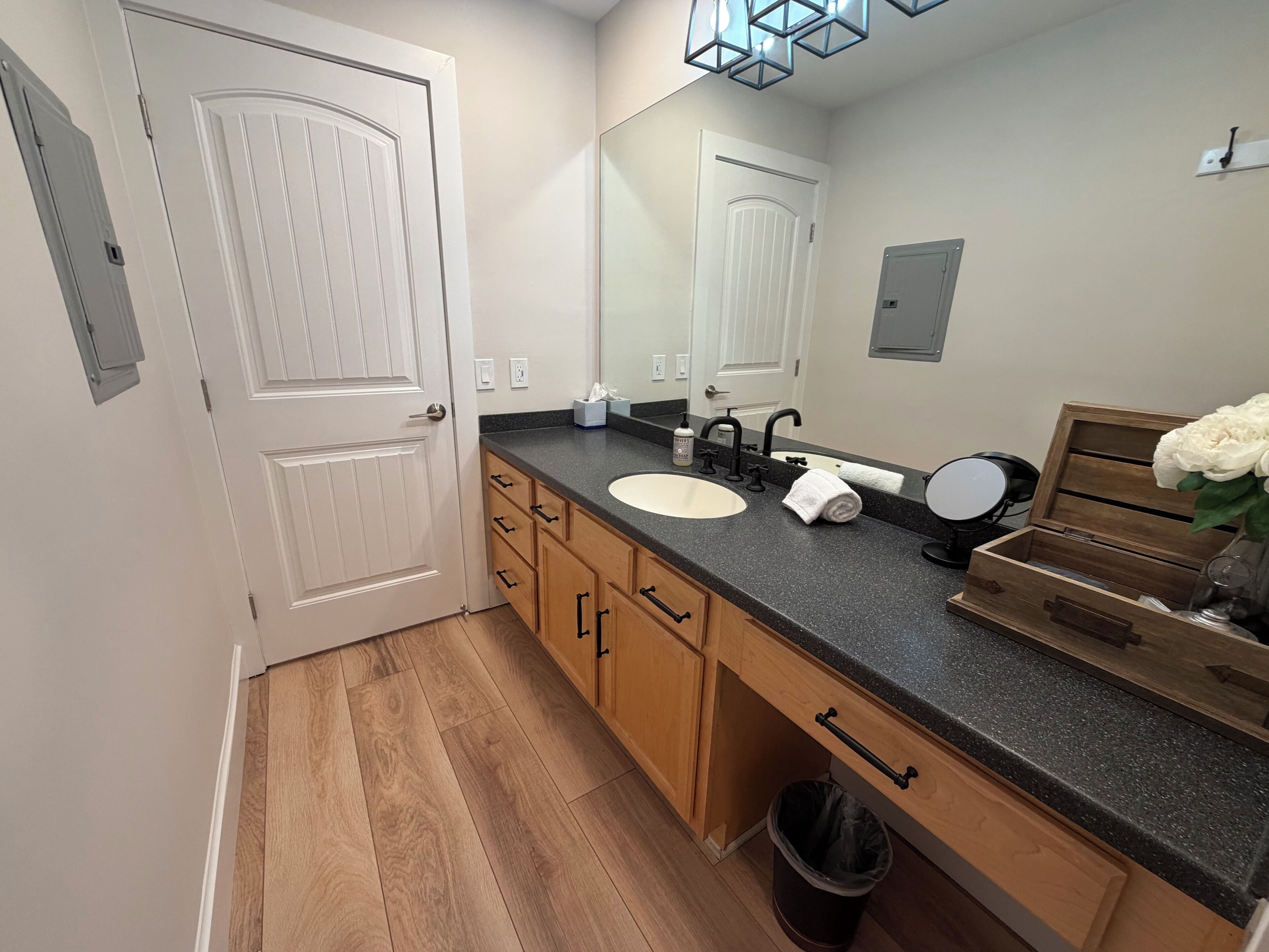 Douche, sèche-cheveux, serviettes fournies, savon