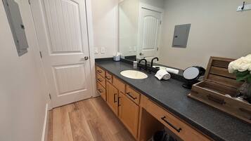 Douche, sèche-cheveux, serviettes fournies, savon