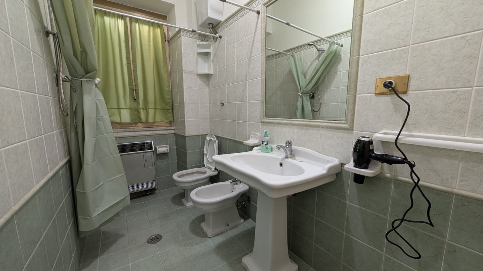 Dusche, Haartrockner, Bidet, Handtücher