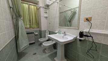 Dusche, Haartrockner, Bidet, Handtücher