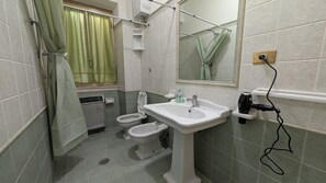 Dusche, Haartrockner, Bidet, Handtücher