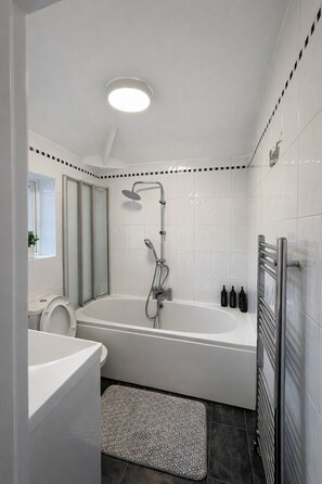 Serviettes fournies, savon, papier toilette