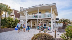 Exterior - Sweet Tee: Costal Cottage, Steps from the Beach (Ocean Isle Beach)