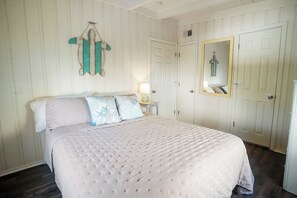 4 bedrooms, iron/ironing board, free WiFi, bed sheets - Sweet Tee: Costal Cottage, Steps from the Beach (Ocean Isle Beach)