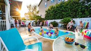 Outdoor pool - Sweet Tee: Costal Cottage, Steps from the Beach (Ocean Isle Beach)