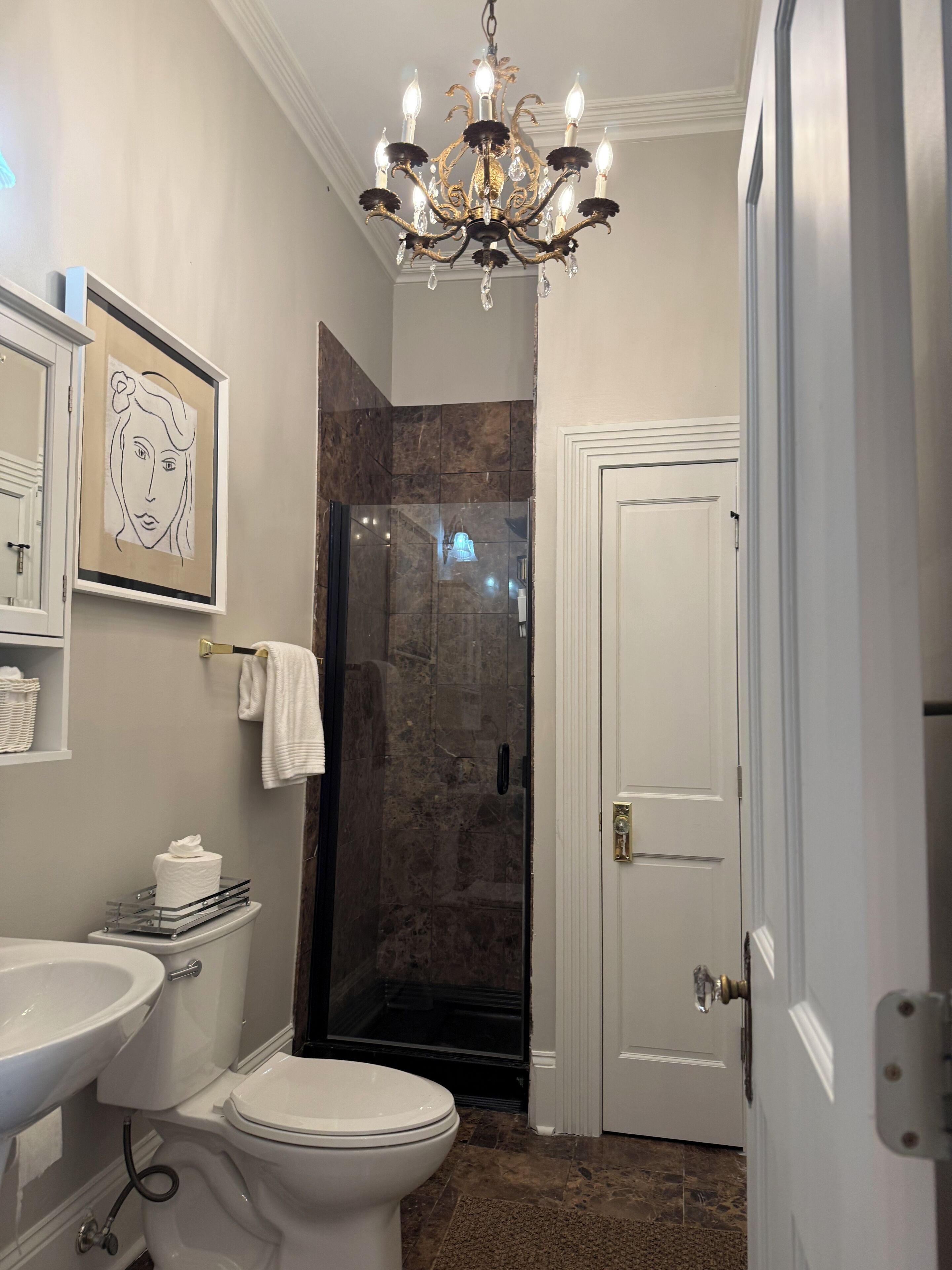 Douche, sèche-cheveux, serviettes fournies, savon