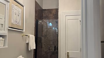 Douche, sèche-cheveux, serviettes fournies, savon